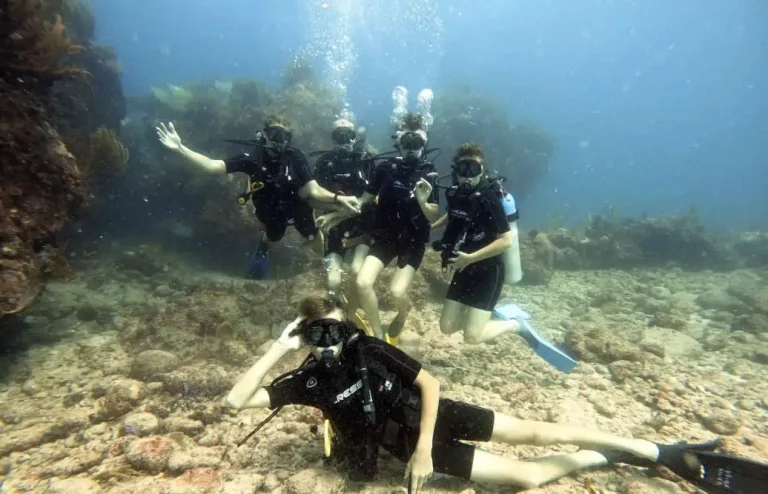 Family Diving in Ocean Sint Maarten